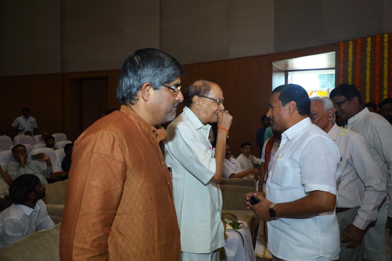 Sri Mulugu Ramalingeshwara Varaprasad Siddhanti was honoured with Jyotishyasastra Vignana Visharadha at Tummalapalli Kalakshetram, Vijayawada (69)